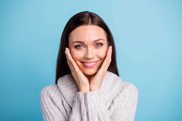 Close up foto di affascinante bella signora godere il suo tempo libero giorno sogno indossare maglione morbido bianco isolato su sfondo di colore blu — Foto Stock