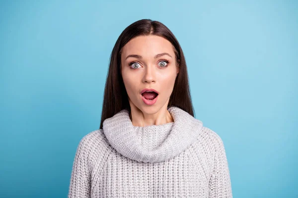 Portret van verbaasd funky Lady Yell OMG hoor geweldig nieuws over Bargain Wear trend pullover met kraag geïsoleerd over blauwe kleur achtergrond — Stockfoto