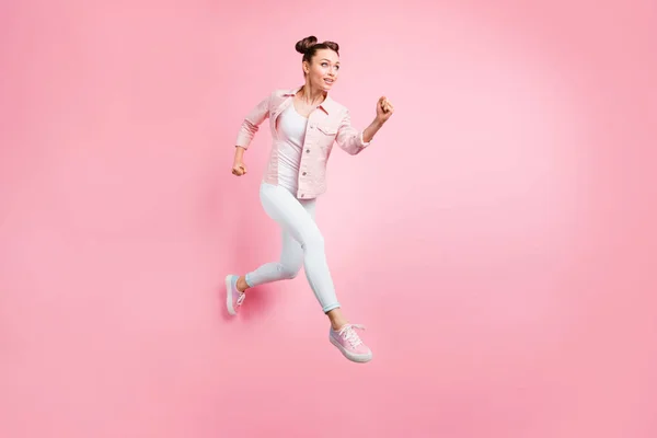Полноразмерный портрет ее красивой привлекательной очаровательной, сосредоточенной сильной спортивной жизнерадостной девушки, бегущей быстрый марафон на розовом фоне — стоковое фото