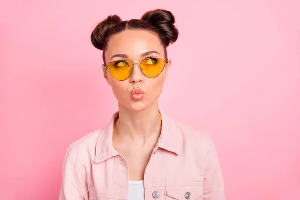 Close-up portret van haar ze mooi uitziende aantrekkelijke charmante mooie schattige lieve lieve Winsome grappig Shine meisje het creëren van idee kever lippen geïsoleerd over roze pastel achtergrond — Stockfoto