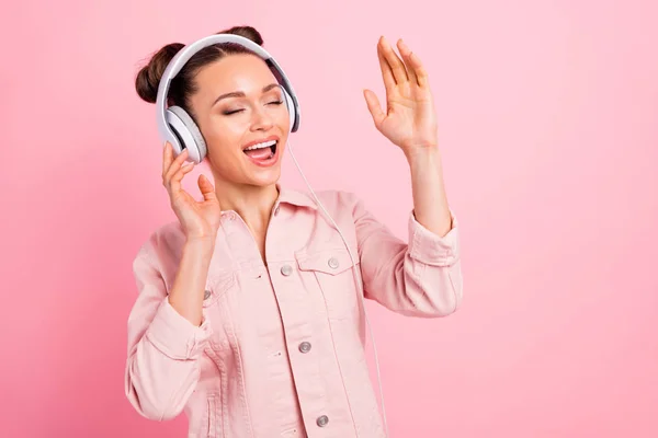 Närbild porträtt av henne hon snygg attraktiv glad glada drömmande flicka njuter av nya Låtlista MP3 ljudspelare isolerade över rosa pastell bakgrund — Stockfoto