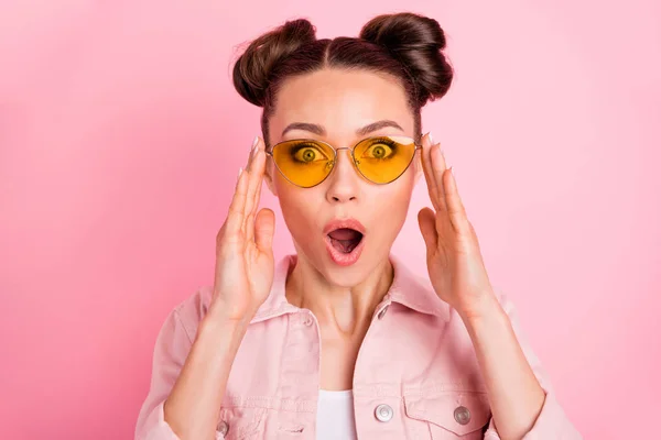Close-up foto van grappige dame aanraken haar gele specs schreeuwen met geopende mond weairng jas geïsoleerd over roze achtergrond — Stockfoto