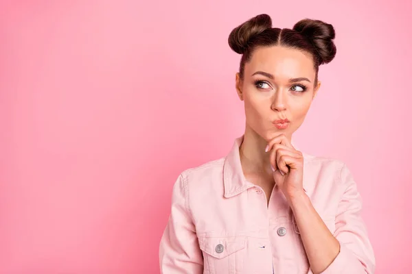 Porträt einer nachdenklichen Dame, die den Kopierraum betrachtet, denke, dass sie sich für eine Lösung entscheidet, die ihr Kinn berührt und Jacke isoliert über rosa Hintergrund trägt — Stockfoto