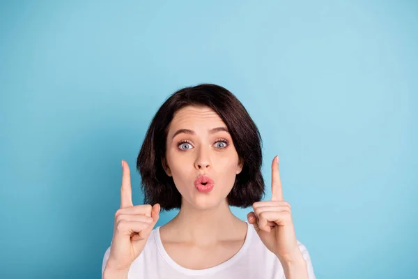 Primer plano retrato de ella ella agradable atractivo alegre chica sorprendida pucheros labios señalando dos precursores hasta anuncio aislado en brillante brillo vivo vibrante azul turquesa color fondo — Foto de Stock