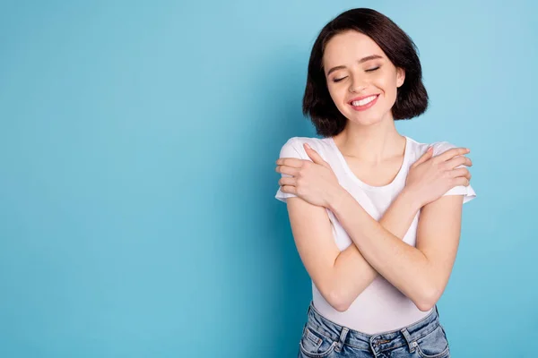 Retrato de ella ella agradable atractiva encantadora alegre alegre chica de ensueño abrazándose aislada en brillante brillo vivo vibrante azul turquesa color de fondo — Foto de Stock