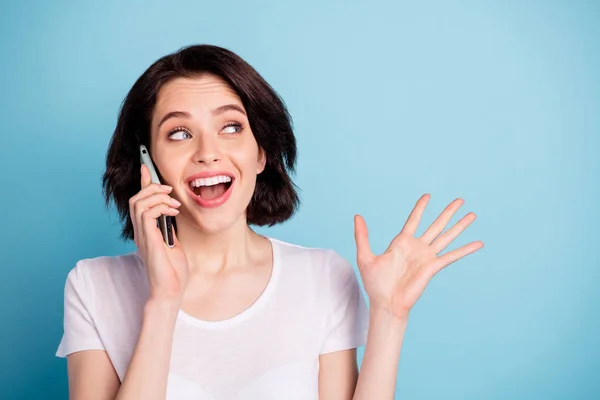 Close-up portret van Nice aantrekkelijk mooi verbaasd blij opgewonden vrolijk vrolijke vrolijk meisje praten op telefoon geïsoleerd op heldere levendige glans levendige blauwe turkoois kleur achtergrond — Stockfoto