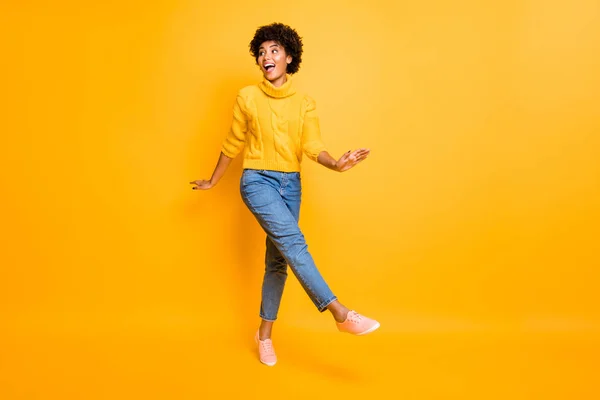 Ganzkörpergröße Foto von lockig charmant niedlich fröhlich nett Freundin tragen Jeans-Pullover Schuhe irgendwo isoliert helle Farbe Hintergrund — Stockfoto