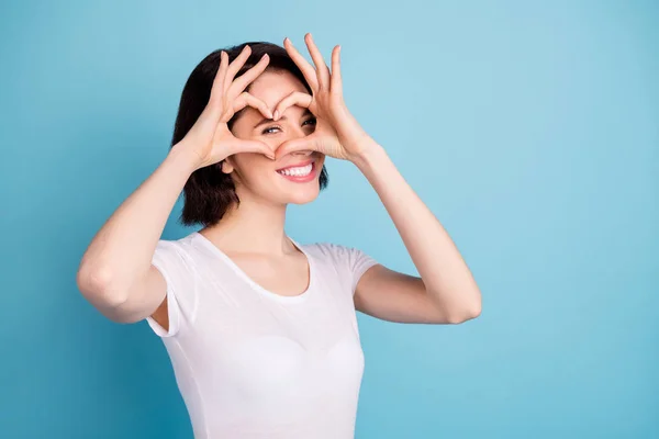 Primer plano retrato de ella ella agradable atractiva encantadora femenina guapo alegre alegre alegre chica mostrando el signo del corazón en el ojo aislado en brillante brillo vivo vibrante azul turquesa color fondo — Foto de Stock