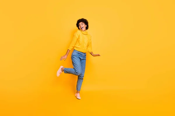 Longitud completa tamaño corporal foto de alegre positivo dulce linda novia descansando relajante correr a bailar para las ventas con pantalones vaqueros vaqueros suéter aislado sobre fondo de color vibrante —  Fotos de Stock