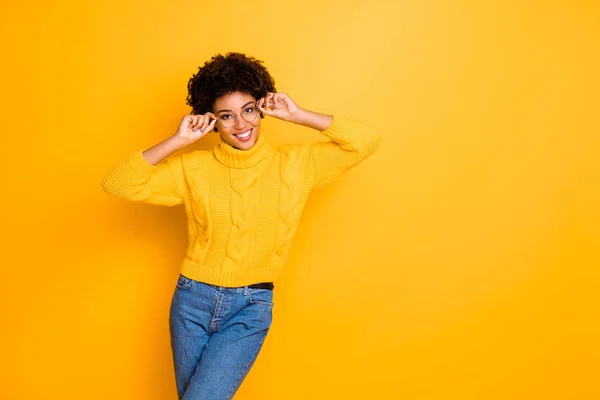 Copyspace foto van vrolijke zoete schattig fascinerende aantrekkelijke vriendin dragen gele Pullover jeans denim geïsoleerd met felle kleur achtergrond — Stockfoto