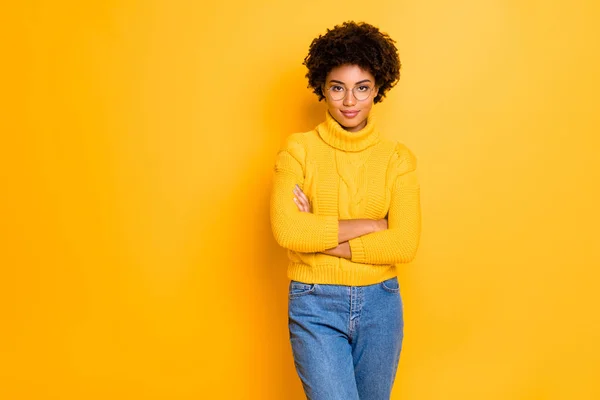 Zdjęcie z pewny uśmiechnięty wspaniały czarujący African czarny dziewczyna stojący z rąk składany patrząc w aparat na sobie żółty sweter denim na białym tle żywe kolor tło — Zdjęcie stockowe