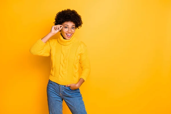 Foto de alegre satisfeito positivo com radiante sorriso senhora empresário tocando óculos expressando seu bom humor segurando mão no bolso isolado fundo vívido com espaço de cópia — Fotografia de Stock