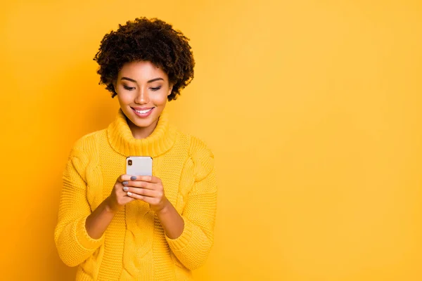 Copyspace Fotografia wesoły ładny uroczy przyjaciółka przeglądając jej smartphone noszenie swetry uzależniony od Social Media izolowane z żywych kolorów tła — Zdjęcie stockowe