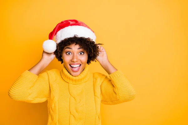 Es de mi tamaño. De cerca foto de la suerte optimista alegre alegre alegre chica tratando de usar sombrero en la cabeza y rizado peinado ondulado aislado color brillante fondo — Foto de Stock