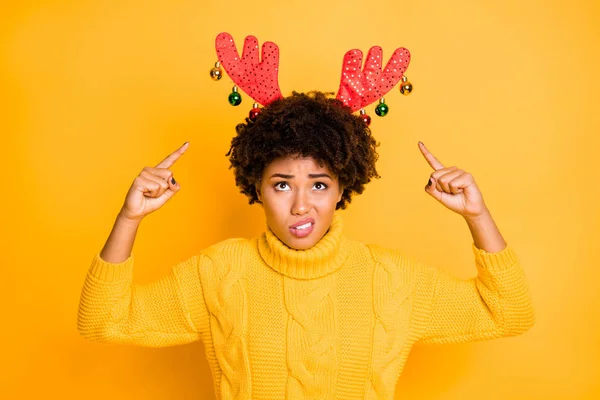 Är jag Santas Rudolf nu. Foto av ledsen upprörd missnöjd flicka visar stora funky rött ljus med dekor hjorthorn på huvudet i lockigt brunt frisyr isolerad levande bakgrund — Stockfoto