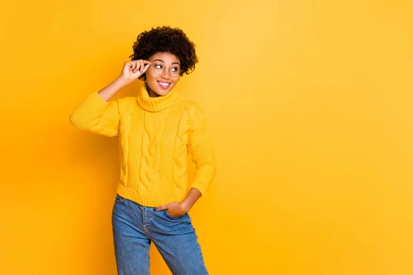 Kopierraum Foto von fröhlich schön wunderschöne Freundin hält Hand in Jeanstaschen tragen gelben Pullover, während isoliert mit lebendigen Farbhintergrund — Stockfoto