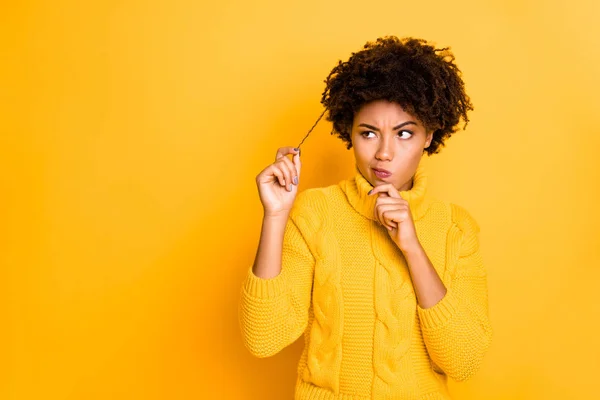 Copyspace photo de songeur copine réfléchie penser à ce qu'il faut faire avec ses cheveux portant pull jaune tandis que isolé sur fond de couleur vive — Photo