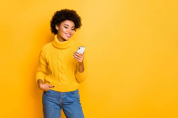 Copyspace foto av brunett trendiga söta charmiga ganska attraktiv SMM blogga flickvän leende glatt toothily klädd Jeans denim Pullover isolerade över levande färg bakgrund — Stockfoto