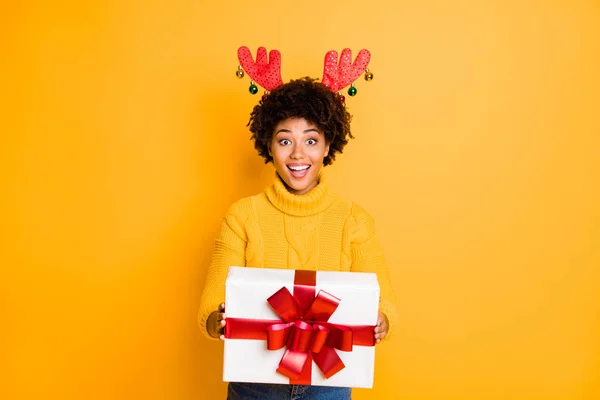 Είναι για σας Santa βοηθός δίνοντας ιδέα πακέτο. Φωτογραφία του αρκετά αστείο Φάνκυ ευτυχής θετική ενθουσιασμένος με τούτο κορίτσι χαμόγελο κρατώντας μεγάλο λευκό κουτί δώρου στα χέρια απομονωμένο ζωντανό χρώμα φόντου — Φωτογραφία Αρχείου