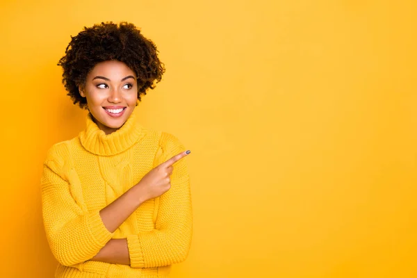 Foto av mörk hud Lady indikerar finger tomt utrymme slitage varm Stickad Pullover isolerad gul bakgrund — Stockfoto