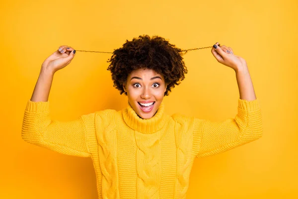 Foto av överlycklig mörk hud Lady visar nya hår klänning efter besöket stylist slitage varm Stickad Jumper isolerad gul färg bakgrund — Stockfoto