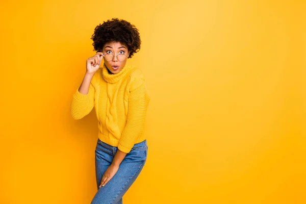 Dalgalı sevimli oldukça korkmuş sevimli siyah esmer kız arkadaşı Copyspace fotoğraf parlak renk arka plan ile izole sarı pullover kot denim giyen bir şey ile şok — Stok fotoğraf