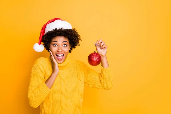 Olha o que encontrei. 2020 está a chegar. Foto de positivo emocional alegre funky engraçado Santa helper segurando mostrando grande decoração vermelha para evergreen usando pulôver isolado sobre vackground cor vívida — Fotografia de Stock