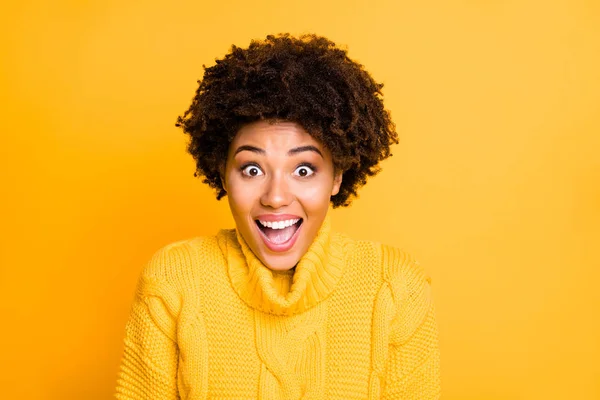 Foto de piel oscura hermosa dama llena de alegría por los bajos precios de compra desgaste cálido jersey de punto aislado de color amarillo de fondo —  Fotos de Stock