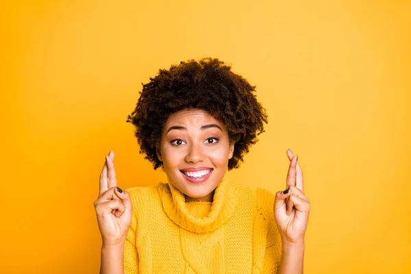 Foto di scuro pelle studente signora incrocio dita chiedendo insegnante eccellente esame grado usura caldo maglia maglione isolato giallo sfondo — Foto Stock