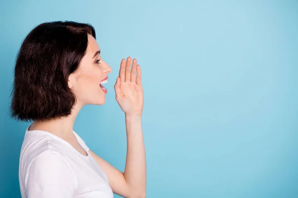 Perfil lado ver retrato de ella ella agradable atractiva encantadora alegre alegre chica compartir diciendo nueva información copia espacio aislado en brillante brillo vivo vibrante azul turquesa color fondo — Foto de Stock