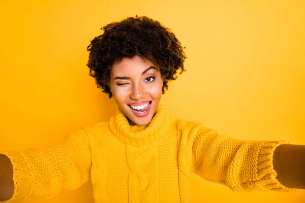 Foto av lockig vågig glad charmig attraktiv flickvän slickar hennes läppar blinkande tar Selfie isolerade över gult levande färg bakgrund — Stockfoto