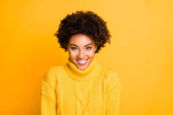 Фото удивительной темнокожей леди со сладкой сияющей улыбкой носить теплый вязаный пуловер изолированный желтый фон — стоковое фото