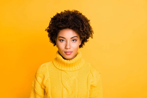Foto de increíble señora de piel oscura escuchando atentamente sin sonrisa usar cálido jersey de punto aislado de color amarillo de fondo —  Fotos de Stock