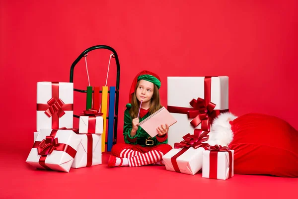 Nice attraktiva drömmande förbryllad fundersam rolig pre-Teen Elf skriva Winter Holly Jolly Miracle tradition idé önskar vill förvänta sig att göra lista isolerad över ljusa levande Shine röd bakgrund — Stockfoto