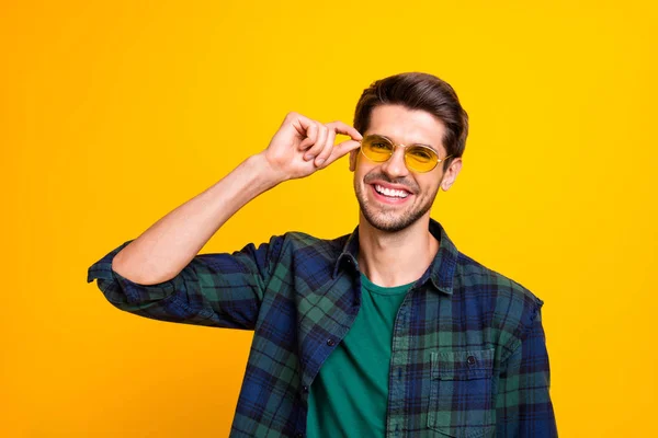 Close-up foto van grappige kerel klaar voor koeling en blijdschap slijtage casual plaid shirt geïsoleerd gele kleur achtergrond — Stockfoto