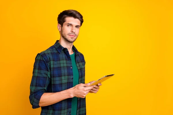 Фото хорошего парня с электронным читателем в руках делает корпоративные заметки обдумать идею запуска носить случайные клетчатую рубашку изолированный желтый цвет фона — стоковое фото