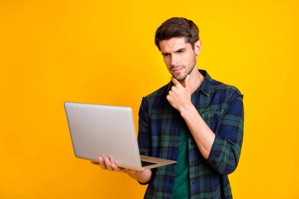 Foto von erstaunlichen Kerl mit Notizbuch in den Händen denken über wichtige Start-up tragen lässig kariertes Hemd isoliert gelbe Farbe Hintergrund — Stockfoto