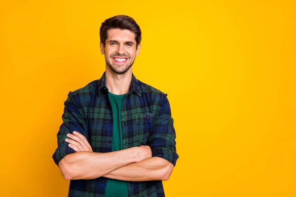 Foto van Amazing macho Guy met gekruiste handen toothy glimlachend blij te hebben goede baan slijtage casual plaid shirt geïsoleerd gele kleur achtergrond — Stockfoto
