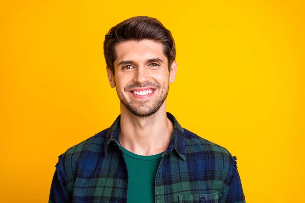 De cerca la foto de increíble macho chico revelando dientes blancos perfectos desgaste casual camisa a cuadros aislado color amarillo fondo — Foto de Stock