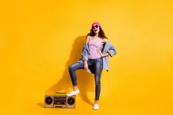 Foto de longitud completa de la señora funky con grabadora de cinta grande listo para el partido que comienza a usar ropa casual de moda aislada de color amarillo de fondo —  Fotos de Stock