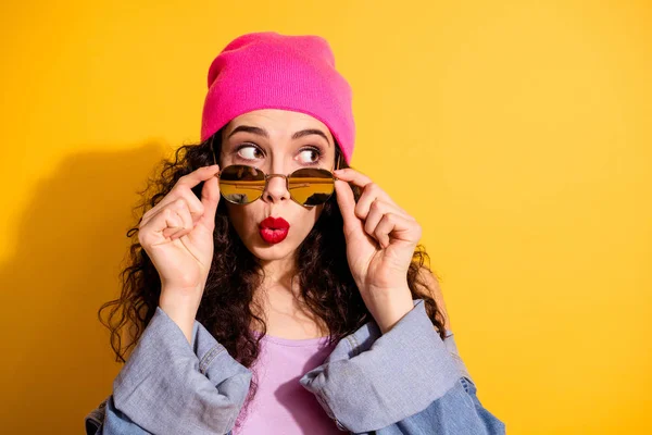 Primeros planos foto de la señora agradable mirando con miedo al espacio vacío han oído rumores privados desgaste casual ropa de moda aislado de color amarillo de fondo —  Fotos de Stock