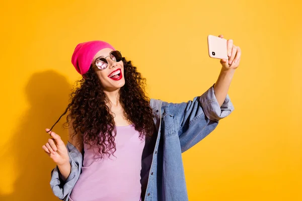 Foto de senhora elegante segurando telefone falando skype com amigo estrangeiro fazendo selfies usar roupas casuais isolado cor amarela fundo — Fotografia de Stock