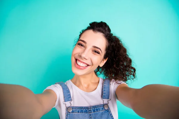 Självporträtt av henne hon trevlig attraktiv charmig söt ganska vacker intagande gladlynt glada positiv vågirig flicka klädd casual isolerade på ljusa levande Shine grön turkos bakgrund — Stockfoto