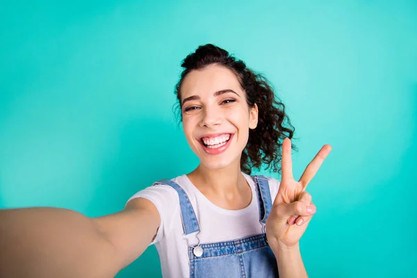 Självporträtt av henne hon trevlig attraktiv charmig intagande glad munter vågig flicka klädd casual visar v-skylt isolerad på ljusa levande glans grön turkos bakgrund — Stockfoto