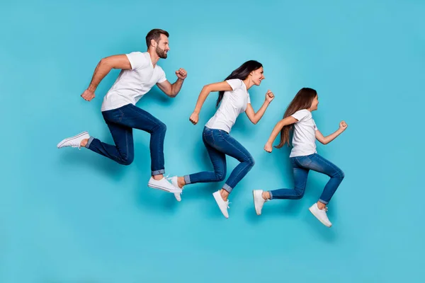 Ganzkörpergröße Foto des Laufens sportliche Familie gesund und schön, während isoliert mit blauem Hintergrund — Stockfoto