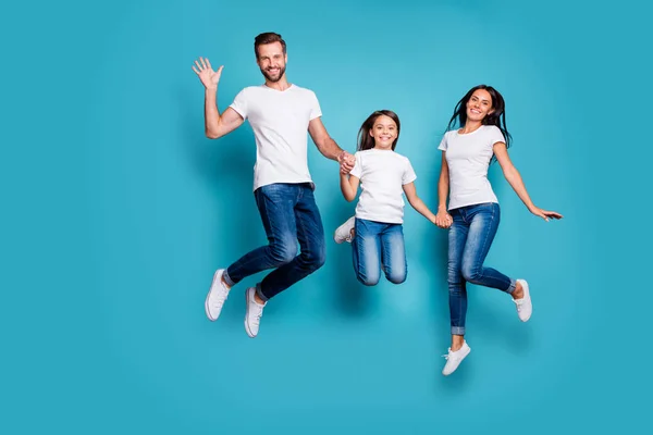 Longitud completa tamaño del cuerpo foto de divertido funky alegre alegre familia saltando delante de la cámara, mientras que aislado con fondo azul —  Fotos de Stock