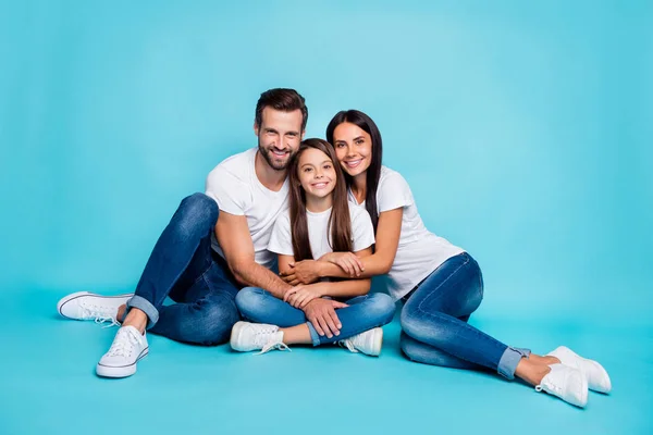 Körpergröße Foto von niedlichen schönen Familie genießen die Zeit miteinander verbringen, während isoliert mit blauem Hintergrund — Stockfoto