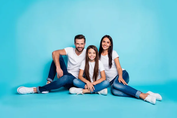 Lunghezza totale dimensioni del corpo foto di affascinante bella famiglia che indossa jeans t-shirt bianco amorevole a vicenda mentre isolato con sfondo blu — Foto Stock
