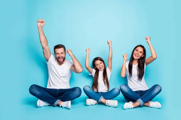 Foto de cuerpo de longitud completa de encantadora hermosa familia divertida funky regocijo con su victoria sobre alguien que usa camisetas blancas vaqueros vaqueros mientras que aislado con fondo azul —  Fotos de Stock