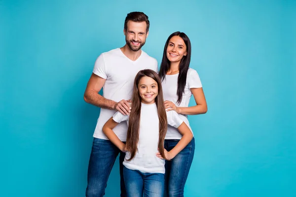 Retrato de familia encantadora sonriendo usando camiseta blanca aislada sobre fondo azul — Foto de Stock